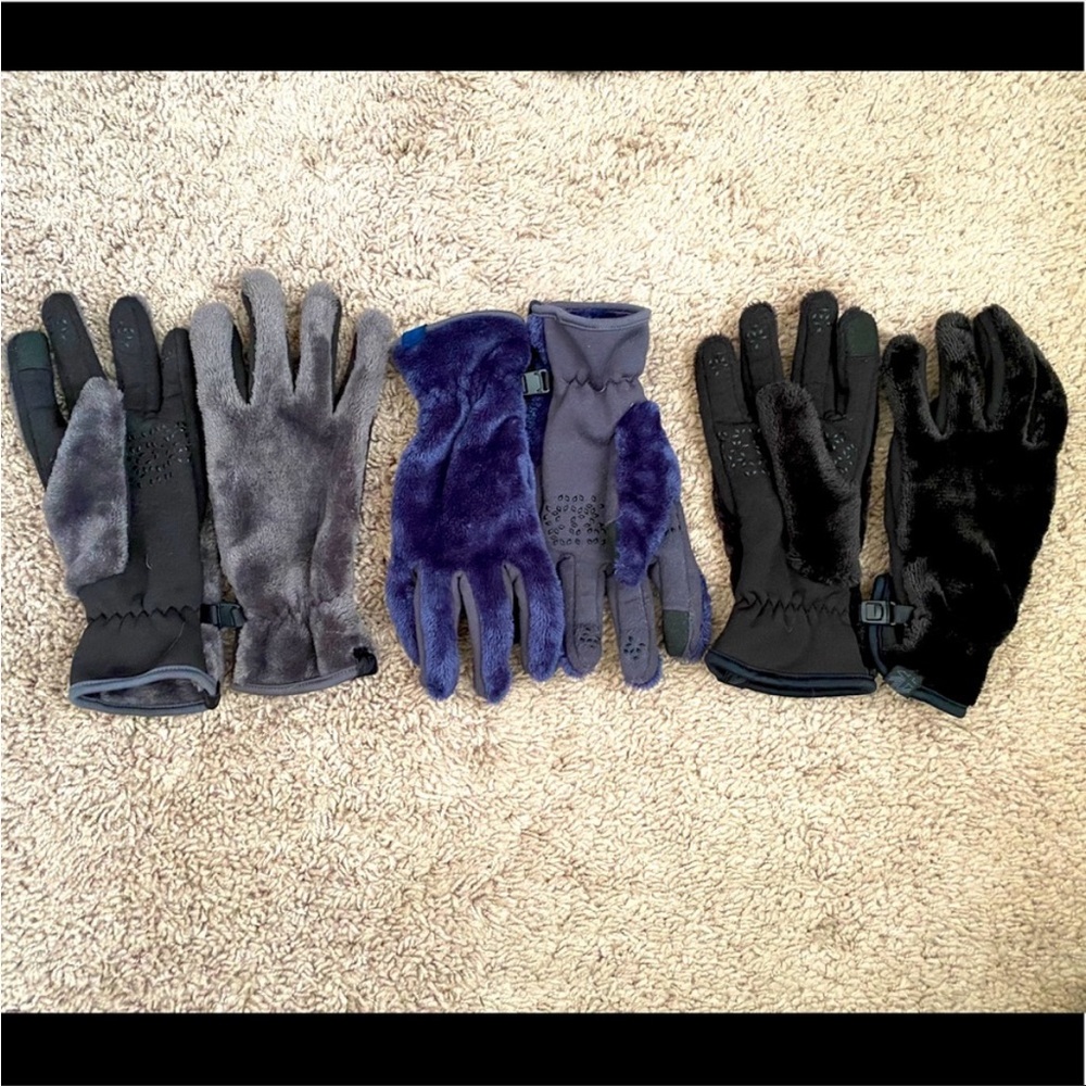A bundle of 3 women gloves